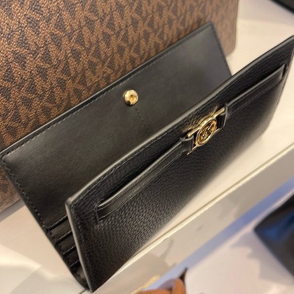 Michael Kors Reed Large Bifold Pebbled Leather Snap Wallet Card Case 
Black 
NWT - Picture 4 of 16